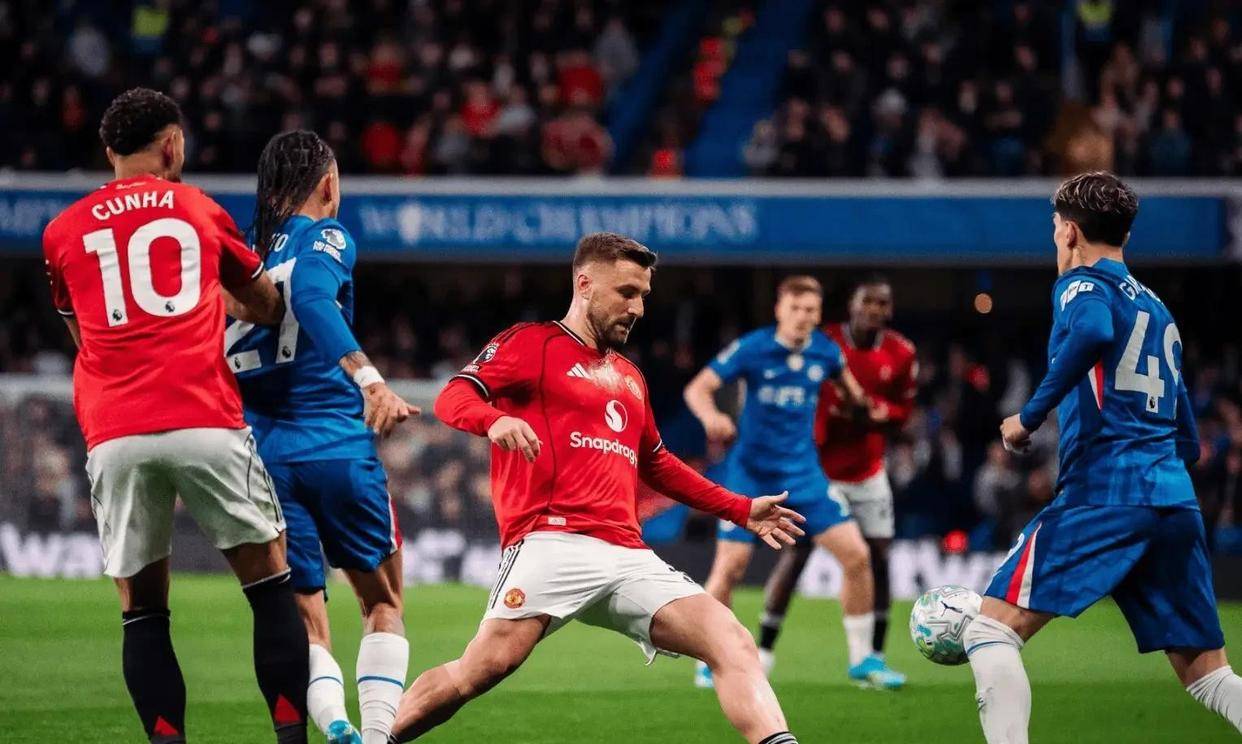 B费18助封神之夜！曼联客场绞杀蓝军，10分优势让欧冠悬念终结